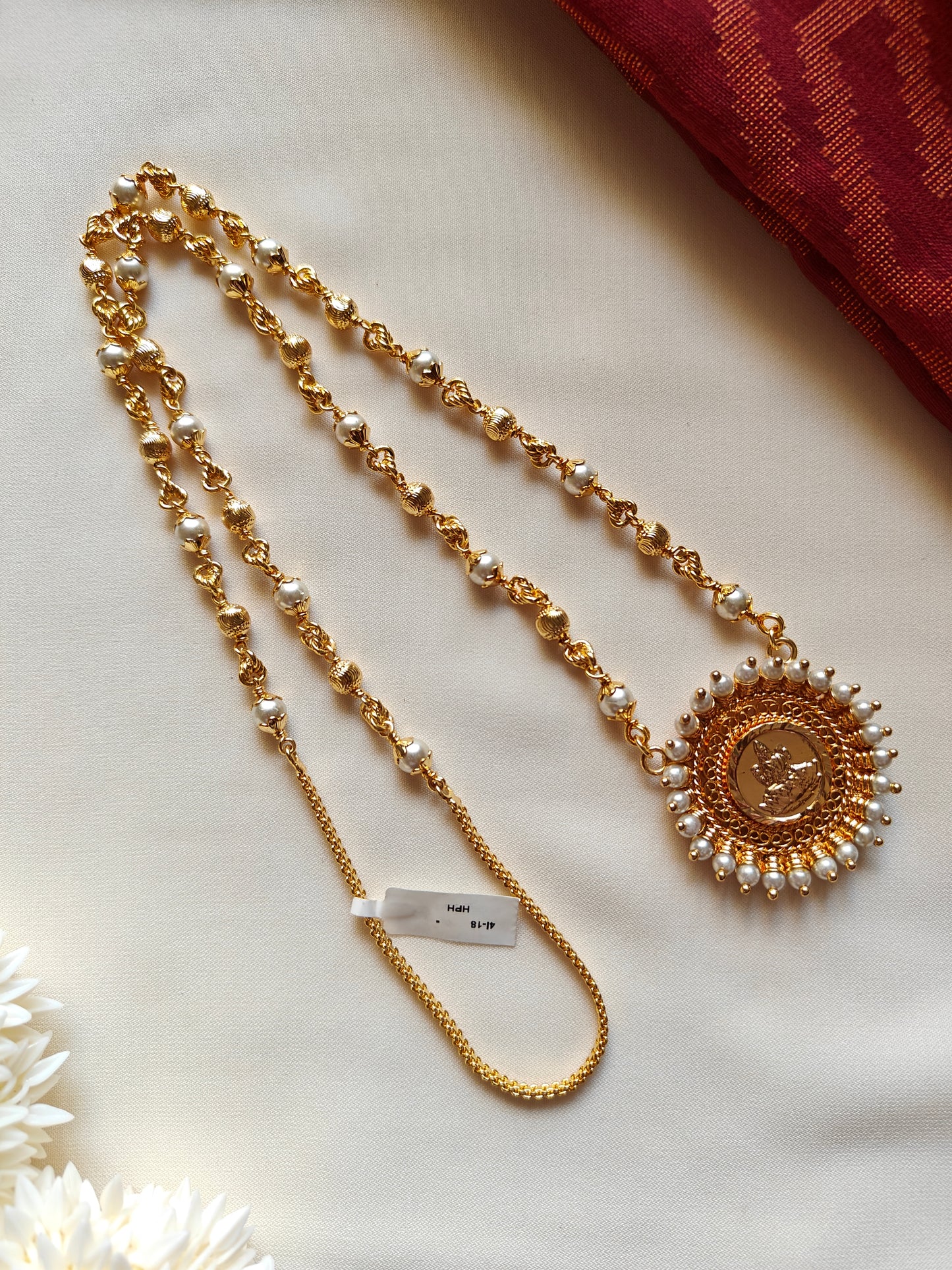 Pearl round pendant necklace